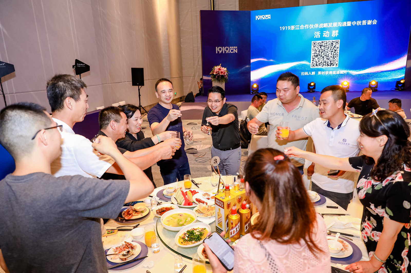 合伙做伙伴們在中秋答謝晚宴上舉杯暢飲