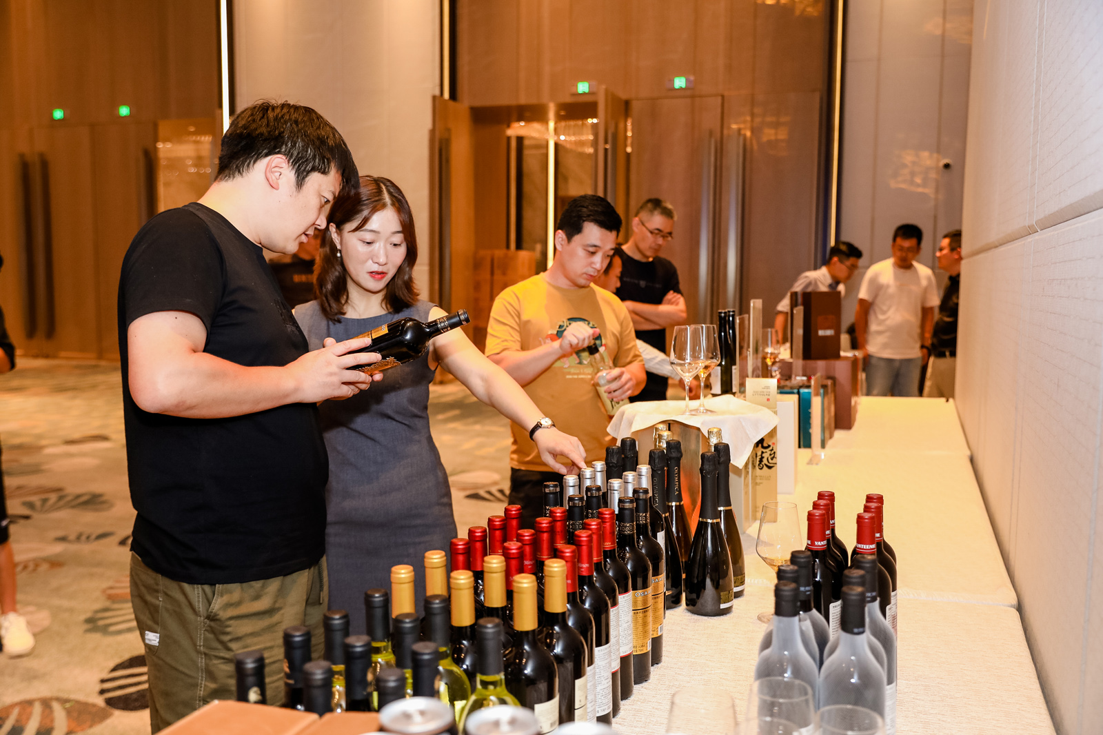 嘉賓在展示區(qū)了解酒品