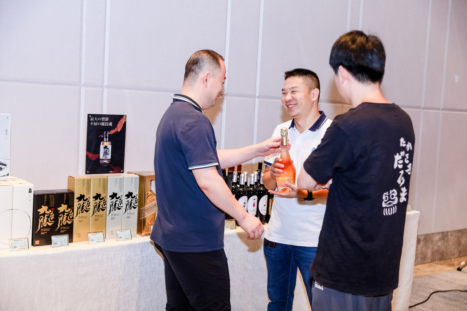 嘉賓欣賞馬老師出品的酒