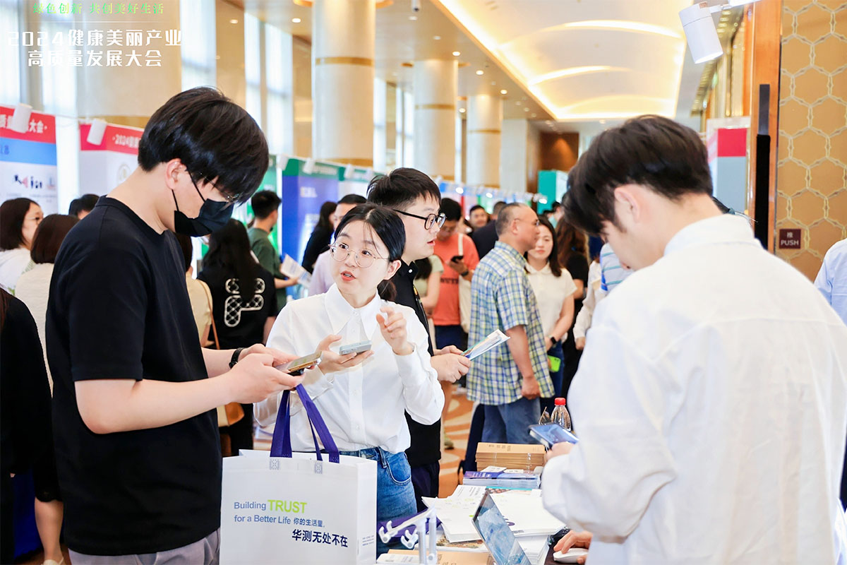 參會者在品牌展位前交流