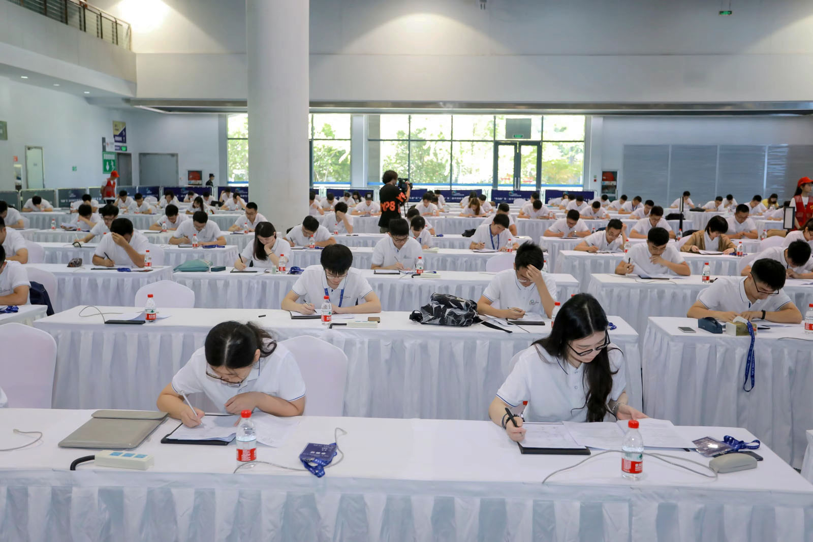 參賽研究生們在認真答題