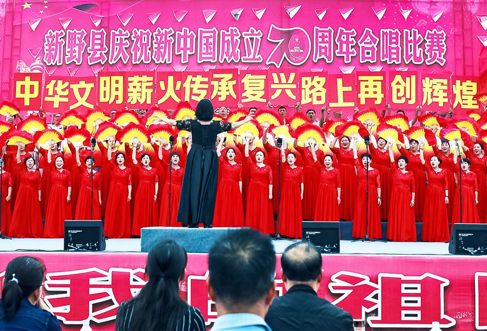 借助扇子、板幅拼湊的舞臺(tái)